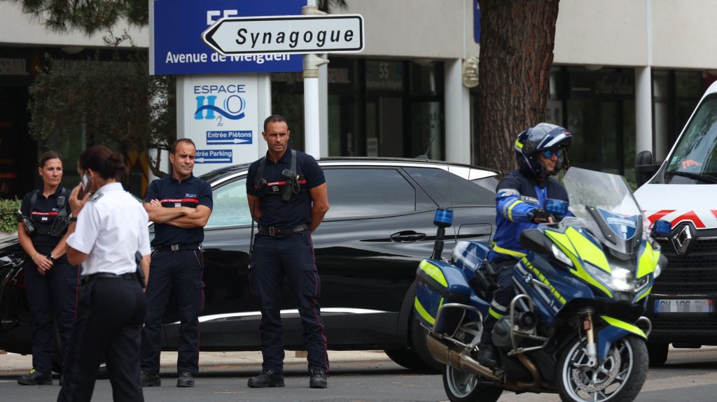 Incendie devant la synagogue de La Grande-Motte : ce que l'on sait du suspect arrêté samedi soir
L'auteur présumé de l'attaque qui a eu lieu devant la synagogue de La Grande-Motte samedi a été interpellé à Nîmes. Il s'agit d'un homme de 33 ans connu des services de police.