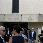 Témoignage
"Par chance, les fidèles n'étaient pas encore arrivés" : le rabbin de La Grande-Motte sidéré après l'incendie de sa synagogue
Lorsque des incendies et une explosion se sont produits samedi devant la synagogue de La Grande-Motte, dans l'Hérault, le rabbin de la communauté juive de la ville était à l'étage juste au-dessus.