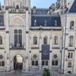 Mairie incendiée à Angoulême : le maire Xavier Bonnefont dénonce "un acte particulièrement odieux et condamnable"
Un homme a déclenché un incendie dans la mairie d'Angoulême, en Charente. Il a été transporté à l'hôpital après avoir été touché par des tirs de la police municipale.