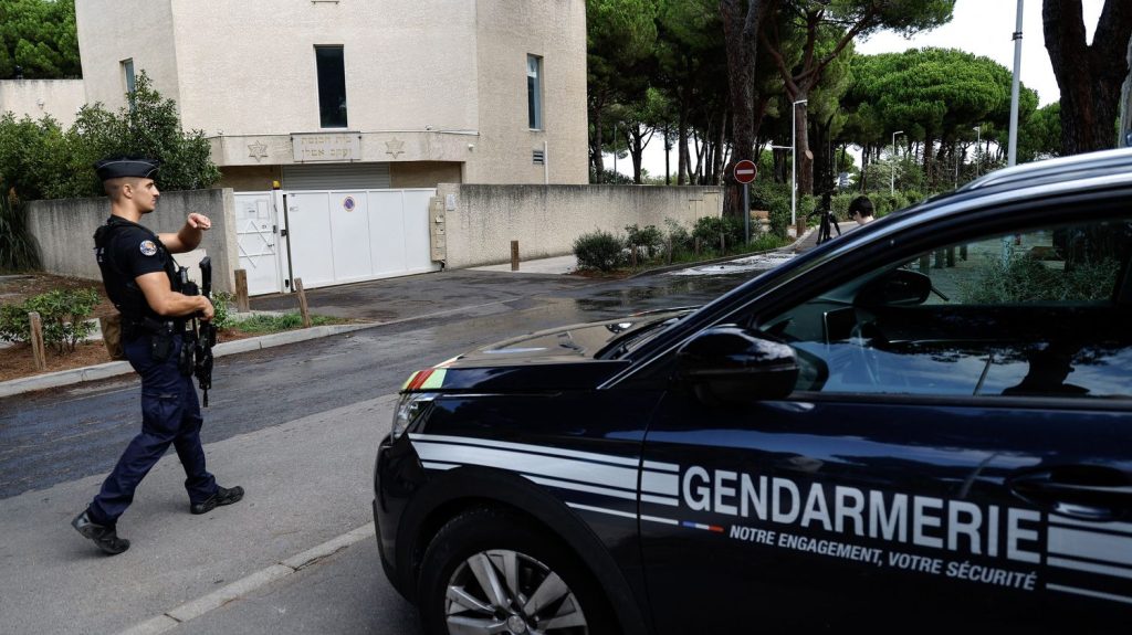 Incendie devant la synagogue de La Grande-Motte : le principal suspect brièvement entendu à l'hôpital
L'état de santé de cet homme de 33 ans, de nationalité algérienne, en situation régulière, a été jugé compatible avec le fait d'être entendu, au lendemain de l'incendie devant la synagogue de la Grande-Motte.