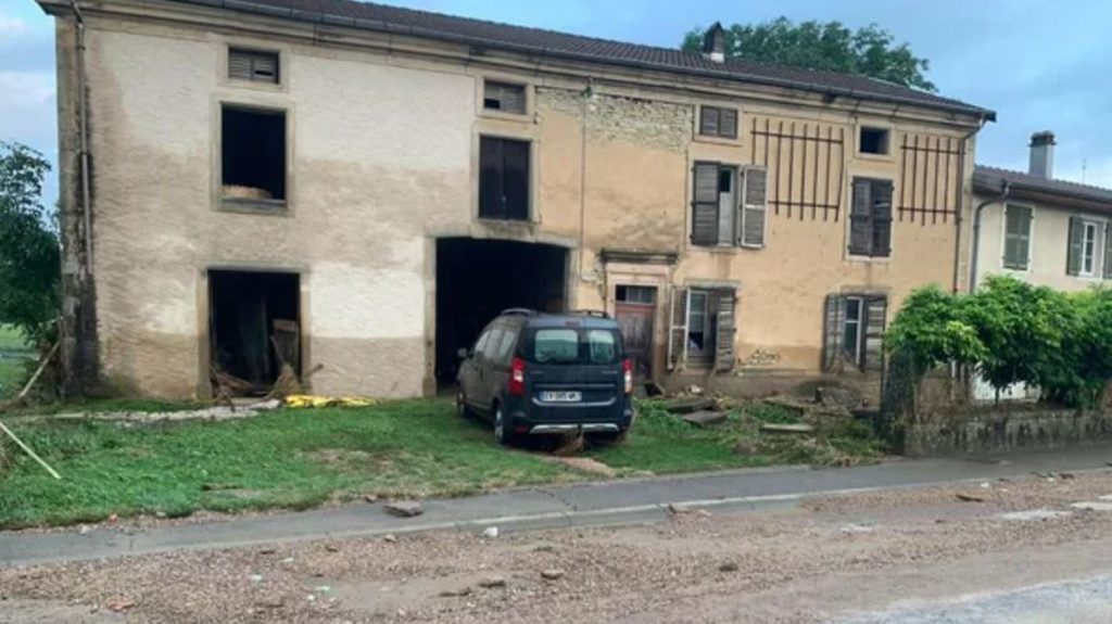 Inondations dans les Vosges : "J'ai vu arriver une vague de boue et d'eau d'une hauteur de deux mètres", témoigne le maire de Damas-et-Bettegney
Damas-et-Bettegney est l'une des communes les plus touchées par les inondations qui ont touchées les Vosges après les violents orages de jeudi soir.