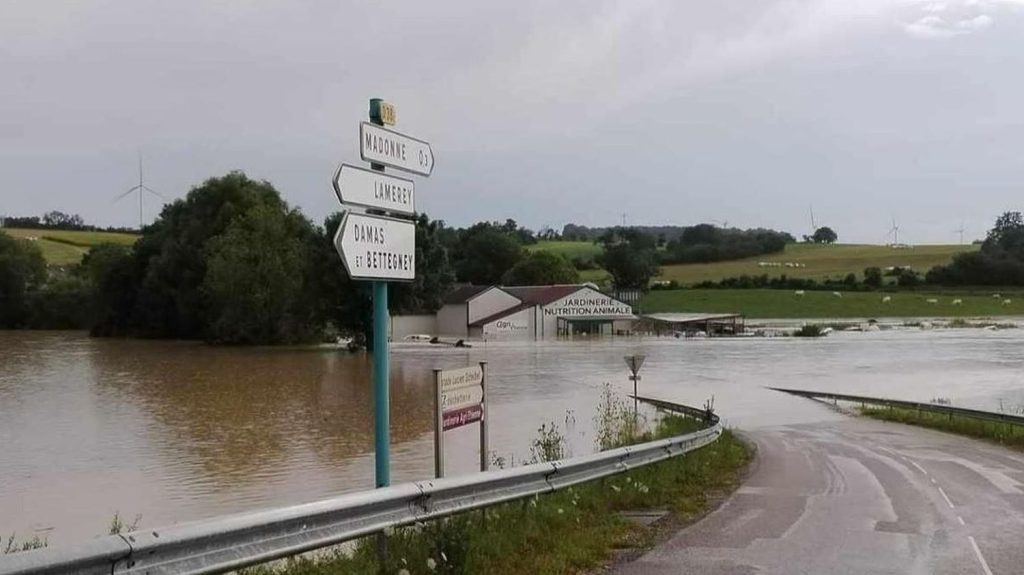 Orages en France: des habitants évacués après des inondations dans les Vosges
De violents orages ont éclaté jeudi soir en France. Des intempéries qui ont notamment provoqué des inondations dans les Vosges, où l'eau est montée jusqu'à deux mètres dans le secteur de Dompaire.