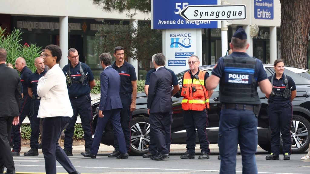 Incendie devant la synagogue de La Grande-Motte : "Ces attaques antisémites nous inquiètent fortement", assure Daniel Halevy-Goetschel, ministre-conseiller à l’ambassade d’Israël en France
Daniel Halevy-Goetschel dit constater "une augmentation, dans les statistiques, des gens qui veulent émigrer en Israël en raison de la situation précaire, telle qu'ils la ressentent, en France actuellement".