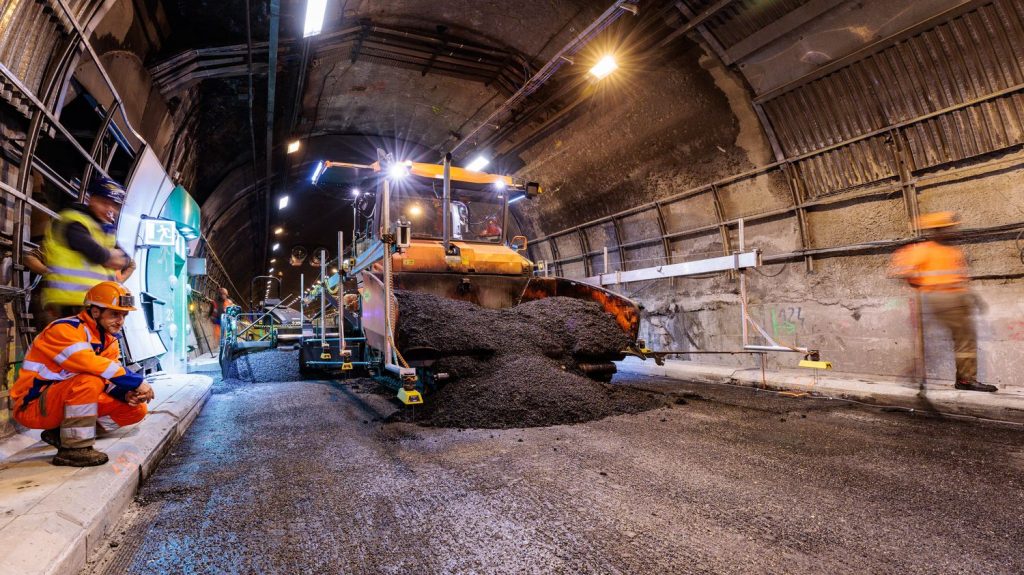 Témoignages
"C'est très compliqué" : en Italie, l'inquiétude d'entreprises d'import-export après la fermeture d'une partie des tunnels de la vallée alpine
Un an après l'éboulement qui a endommagé des voies ferrées dans la vallée de la Maurienne, le tunnel ferroviaire du Fréjus est toujours fermé à la circulation. Le tunnel du Mont-Blanc doit aussi fermer plusieurs mois pour travaux. Tout cela inquiète le secteur de l'import-export en Italie.