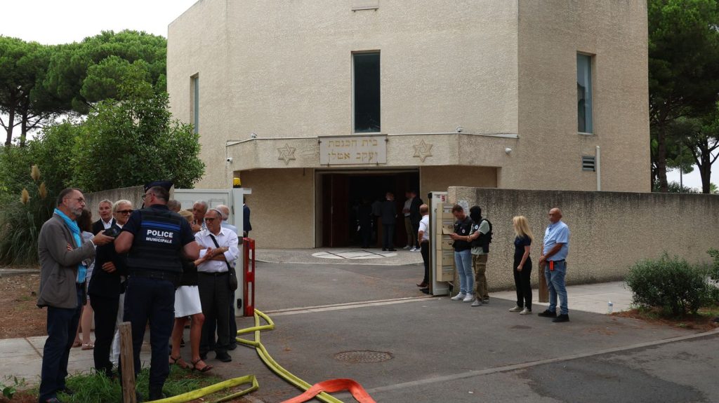 "Inquiétant", "révoltant"... Touristes et habitants de La Grande-Motte sous le choc au lendemain de l'incendie devant la synagogue
Le principal suspect de l'incendie devant la synagogue de La Grande-Motte, dans l'Hérault, a été interpellé samedi soir. Sa cavale aura duré à peine 15 heures.