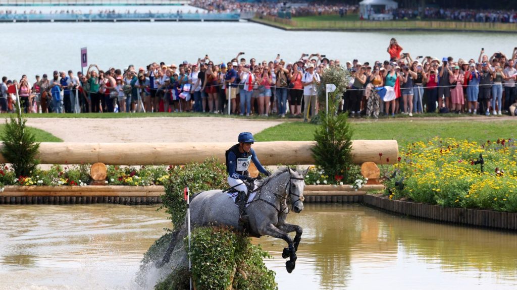 "On viendra une autre fois" : à Versailles, les touristes préfèrent les épreuves d'équitation des JO de Paris 2024 à la visite du château
Depuis le début des Jeux de Paris, la galerie des Glaces au château de Versailles est quelque peu délaissée, au profit des épreuves d'équitation qui se déroulent dans le parc.