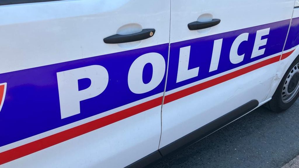 À Marseille, les jeunes interpellés pour l'incendie d'une voiture impliquée dans un accident mortel mis en examen et placés sous contrôle judiciaire
Samedi soir, le conducteur de la voiture incendiée a foncé sur un scooter, à Marseille, faisant un mort.