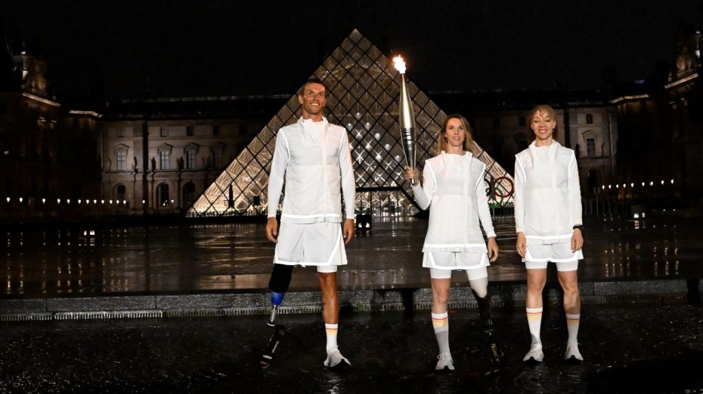 Paralympiques 2024 : "On a cette ambition de véhiculer un message positif et faire découvrir le parasport", explique Alexis Hanquinquant, triathlète et porte-drapeau français
À une semaine des Jeux paralympiques de Paris, dont la cérémonie se déroule mercredi prochain, la délégation française se prépare.