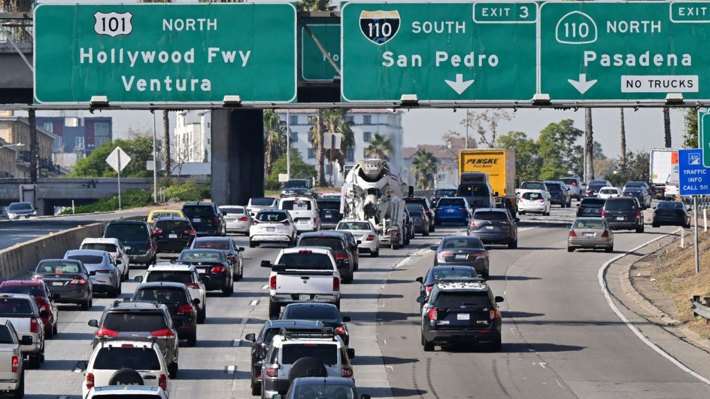 JO de Los Angeles : organiser des Jeux "sans voiture" en 2028 sera "très difficile", selon un expert des transports
La maire de Los Angeles a annoncé que les Jeux olympiques de 2028 seront des Jeux "sans voiture". Mais comment une ville aussi peuplée et dépendante de la voiture pourra-t-elle s'en passer ?