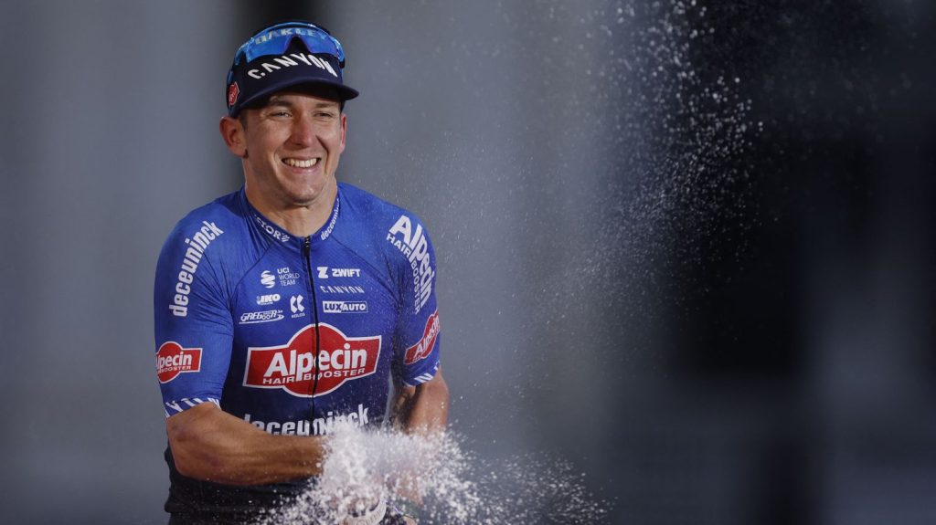 Vuelta 2024 : le sprinteur australien Kaden Groves remporte la 2e étape, Wout van Aert nouveau leader
L'Australien a remporté sa cinquième étape sur le Tour d'Espagne, dimanche, à l'issue d'un sprint dans les rues d'Ourem (Portugal). Grâce aux bonifications, Wout van Aert, 2e, endosse le maillot rouge de leader.