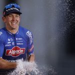 Vuelta 2024 : le sprinteur australien Kaden Groves remporte la 2e étape, Wout van Aert nouveau leader
L'Australien a remporté sa cinquième étape sur le Tour d'Espagne, dimanche, à l'issue d'un sprint dans les rues d'Ourem (Portugal). Grâce aux bonifications, Wout van Aert, 2e, endosse le maillot rouge de leader.