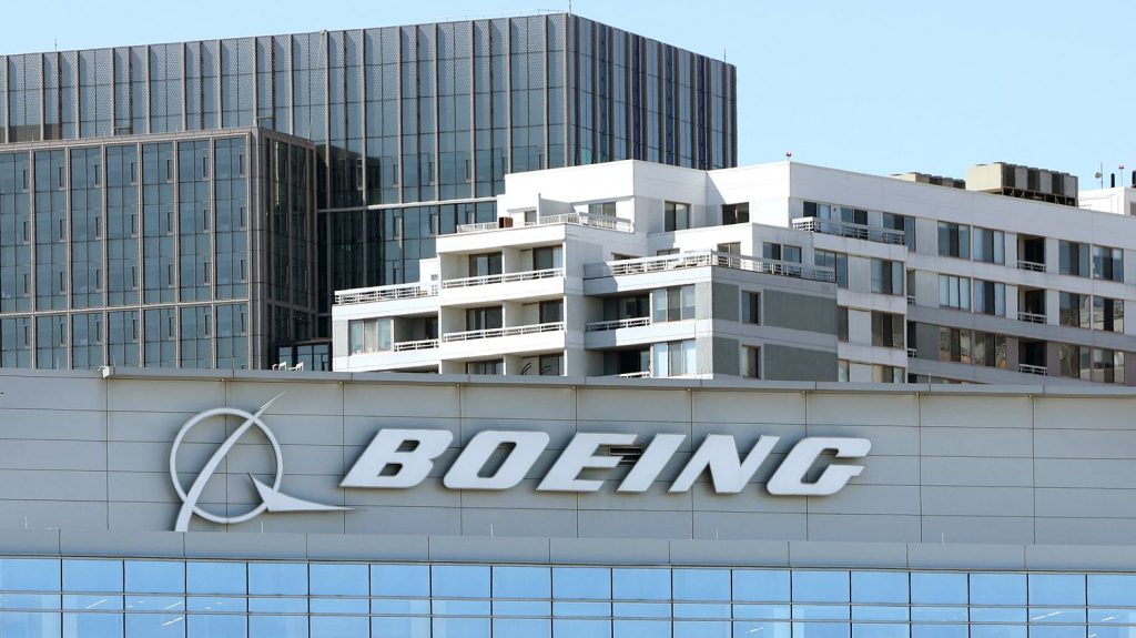 Le nouveau patron de Boeing arrive à la tête de l’entreprise aujourd’hui
Les défis sont nombreux pour Kelly Ortberg qui va devoir redresser à la fois la production et les finances du constructeur aéronautique américain en difficulté.