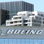 Le nouveau patron de Boeing arrive à la tête de l’entreprise aujourd’hui
Les défis sont nombreux pour Kelly Ortberg qui va devoir redresser à la fois la production et les finances du constructeur aéronautique américain en difficulté.