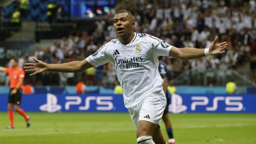 Supercoupe d'Europe : buteur pour ses débuts, Kylian Mbappé s'impose avec le Real Madrid face à l'Atalanta et remporte déjà un trophée
Le club madrilène s'est imposé (2-0), mercredi, à Varsovie pour remporter la sixième Supercoupe d'Europe de son histoire.