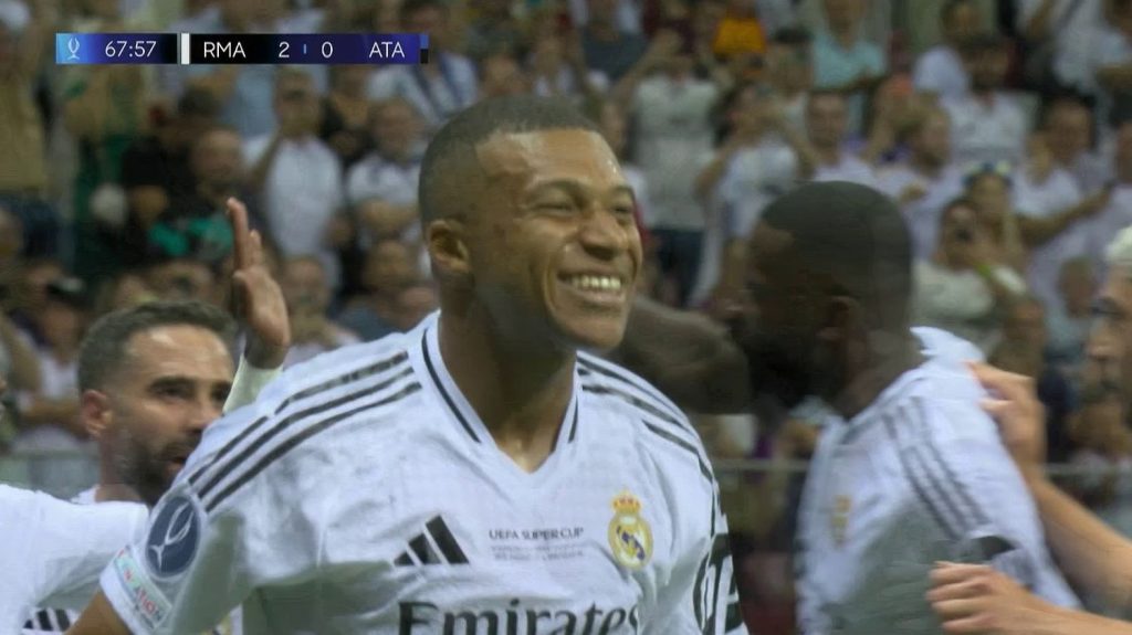 Football : Kylian Mbappé inscrit un but dès son premier match avec le Real Madrid
Entrée en piste remarquée pour Kylian Mbappé, qui a inscrit son premier but lors de son tout premier match avec le Real Madrid, mercredi 14 août, décrochant au passage la Supercoupe d'Europe.
