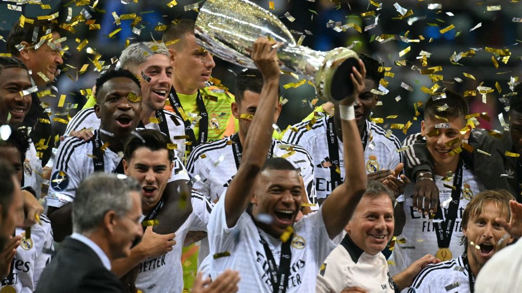 "Un joueur important pour cette saison et celles à venir" : à Varsovie, les supporters du Real Madrid satisfaits du premier match et du premier but de Kylian Mbappé
Le Real Madrid est entré dans l'histoire en remportant sa sixième Supercoupe d'Europe mercredi, contre l'Atalanta Bergame. Pour son premier match avec la "Maison Blanche", Kylian Mbappé a marqué son premier but et ravi les fans madrilènes.