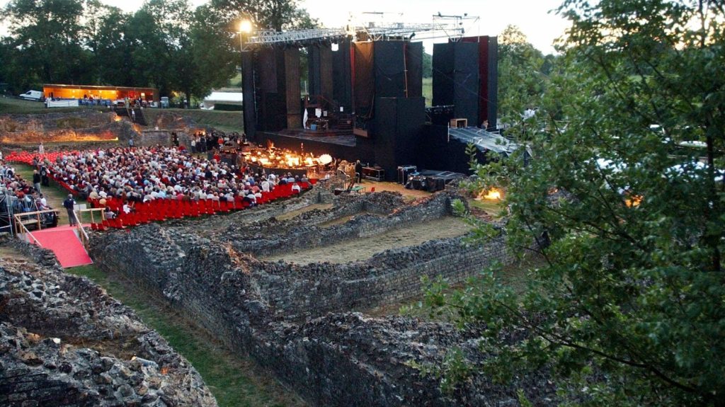 L'opéra s'invite à la campagne à Sanxay, dans la Vienne, avec "La Bohème" de Puccini
Le théâtre gallo-romain de Sanxay accueille jusqu'au 14 août "La Bohème" de Giacomo Puccini, un opéra joué en plein air. Ce rendez-vous unique en milieu rural vise à rendre l'opéra accessible à tous.