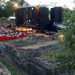 L'opéra s'invite à la campagne à Sanxay, dans la Vienne, avec "La Bohème" de Puccini
Le théâtre gallo-romain de Sanxay accueille jusqu'au 14 août "La Bohème" de Giacomo Puccini, un opéra joué en plein air. Ce rendez-vous unique en milieu rural vise à rendre l'opéra accessible à tous.