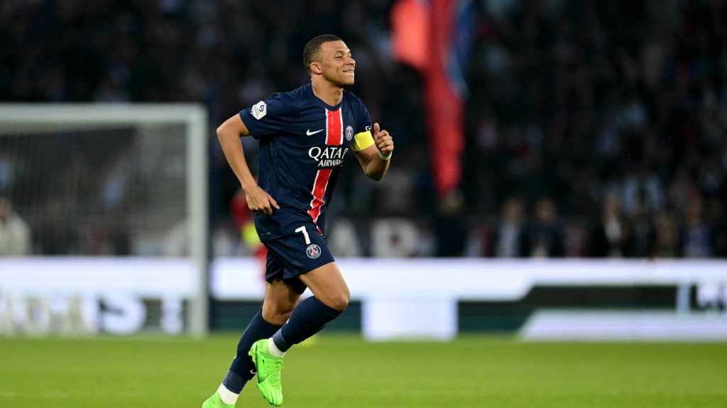 Dans son conflit avec Kylian Mbappé, le Paris Saint-Germain encourt une "interdiction de recruter", prévient une avocate spécialisée dans le sport
Kylian Mbappé a saisi la LFP et la FFF pour réclamer au PSG, qu'il a quitté cet été pour le Real Madrid, de lui verser des salaires et des primes "impayés" pour plus de 55 millions d'euros.