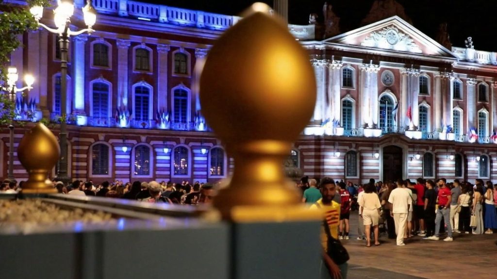 Paris 2024 : scènes de liesse à Toulouse après la nouvelle victoire de Léon Marchand
Originaire de Toulouse (Haute-Garonne), le roi Léon a été largement célébré, vendredi 2 août, après avoir obtenu sa quatrième médaille. Des scènes de liesse ont éclaté devant le Capitole, paré de bleu, de blanc et de rouge pour l'occasion.