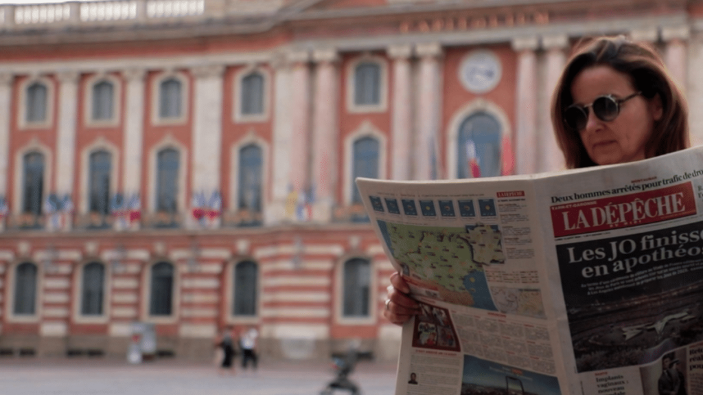 Paris 2024 : Toulouse tombe sous le charme de Léon Marchand
Léon Marchand est le premier Français à remporter quatre titres olympiques individuels sur une même édition des Jeux d'été. En quelques jours le nageur est devenue une immense star. Toulouse, capitale du rugby et ville d’origine du nageur, s’est même plongée dans la "Léonmania".