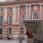 Paris 2024 : Toulouse tombe sous le charme de Léon Marchand
Léon Marchand est le premier Français à remporter quatre titres olympiques individuels sur une même édition des Jeux d'été. En quelques jours le nageur est devenue une immense star. Toulouse, capitale du rugby et ville d’origine du nageur, s’est même plongée dans la "Léonmania".