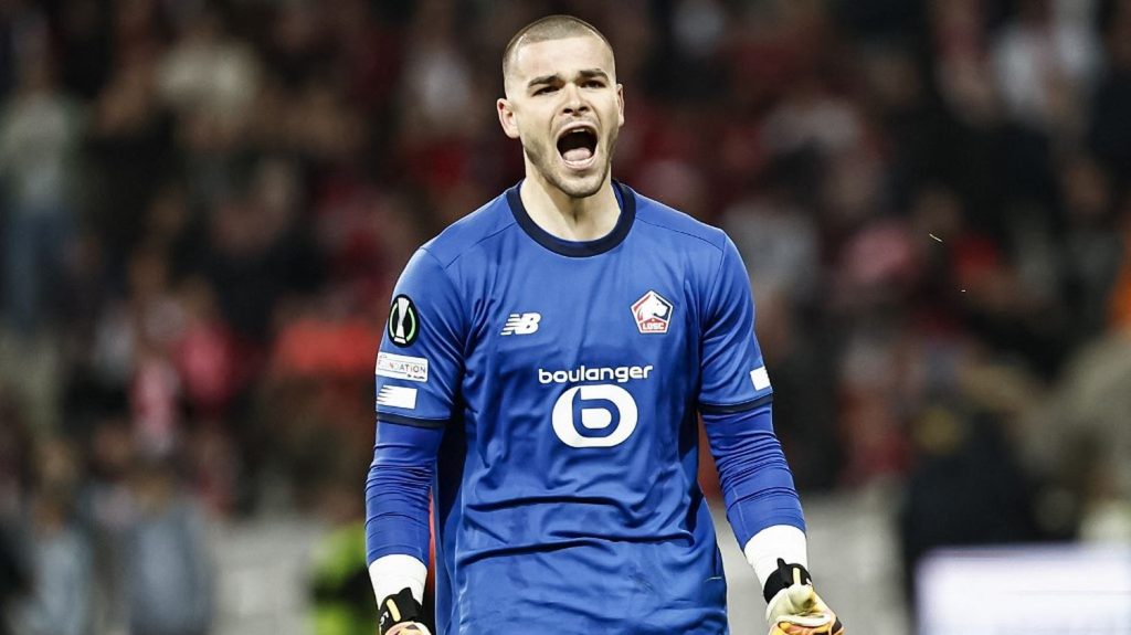 Ligue des champions : Lucas Chevalier, "l'enfant" du Losc aux portes de l'équipe de France
Le portier de 22 ans, cadre de son club formateur, sera titulaire face au Slavia Prague, mardi. Il espère se qualifier pour sa première phase de poules de la Ligue des champions, avant de rêver à un futur chez les Bleus.