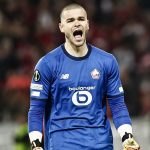 Ligue des champions : Lucas Chevalier, "l'enfant" du Losc aux portes de l'équipe de France
Le portier de 22 ans, cadre de son club formateur, sera titulaire face au Slavia Prague, mardi. Il espère se qualifier pour sa première phase de poules de la Ligue des champions, avant de rêver à un futur chez les Bleus.