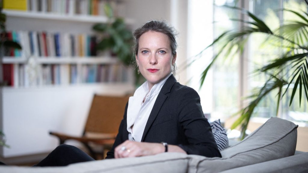 La dette de la Ville de Paris ne concerne-t-elle que son budget d'investissement et non de fonctionnement, comme l'affirme Lucie Castets ?
Critiquée pour l'endettement de la Ville de Paris, dont elle a été à la tête de la Direction des finances, Lucie Castets, candidate du NFP au poste de Première ministre, se défend en expliquant que la Ville n'a pas de dette de fonctionnement mais d'investissement. Cette affirmation est vraie.
