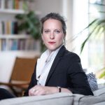 La dette de la Ville de Paris ne concerne-t-elle que son budget d'investissement et non de fonctionnement, comme l'affirme Lucie Castets ?
Critiquée pour l'endettement de la Ville de Paris, dont elle a été à la tête de la Direction des finances, Lucie Castets, candidate du NFP au poste de Première ministre, se défend en expliquant que la Ville n'a pas de dette de fonctionnement mais d'investissement. Cette affirmation est vraie.