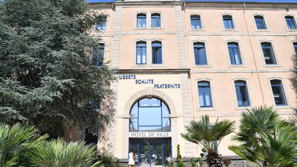 Soupçons d'escroquerie à Agde : après le maire et une voyante, trois nouvelles personnes mises en examen
Treize personnes sont désormais mises en examen dans ce dossier dont le personnage central est une quadragénaire qui se présentait comme voyante, médium et "guérisseuse".