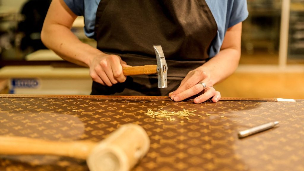 "On travaille sur des produits de prestige, la moindre erreur coûte cher", explique une malletière chez Louis Vuitton
Près de 200 artisans travaillent dans l'atelier d'Asnières-sur-Seine, en banlieue parisienne, qui perpétue la tradition de la malle de voyage de luxe. Il faut être "très minutieux", assure Mégane, l'une des malletières.