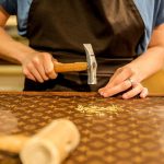 "On travaille sur des produits de prestige, la moindre erreur coûte cher", explique une malletière chez Louis Vuitton
Près de 200 artisans travaillent dans l'atelier d'Asnières-sur-Seine, en banlieue parisienne, qui perpétue la tradition de la malle de voyage de luxe. Il faut être "très minutieux", assure Mégane, l'une des malletières.