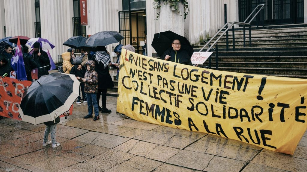Reportage
"On a peur de retourner encore dehors" : à Lyon, des femmes manifestent avec leurs enfants pour réclamer un toit
Des mères et leurs enfants, actuellement dans un squat, risquent de dormir à nouveau dans la rue à Lyon. Expulsés une première fois en mai, ils ont manifesté mercredi afin de réclamer une solution durable.