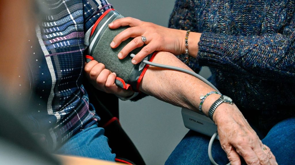 Violences contre une médecin à Marseille : il faut "des interpellations et des comparutions immédiates" pour les auteurs, demande un collectif
Dix syndicats de médecins interpellent le gouvernement après l'agression subie par l'une de leurs consœurs il y a deux semaines, dans son cabinet des quartiers nord de Marseille.