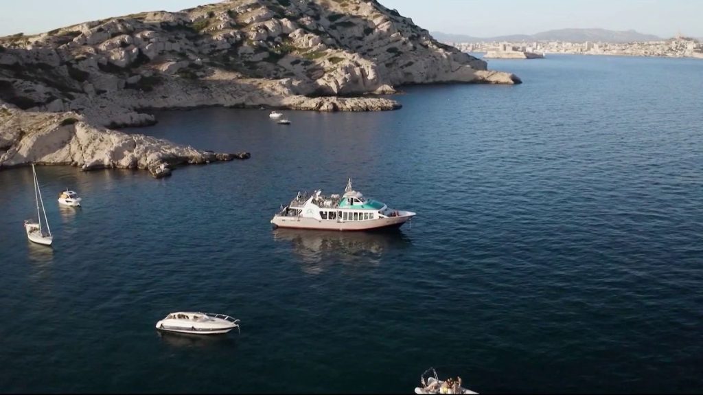 Marseille : dans les calanques, des bateaux se mettent à l’électrique
À Marseille (Bouches-du-Rhône), des bateaux touristiques se mettent à l’électrique sur une partie du trajet pour visiter le Parc national des calanques. L’objectif est de réduire les émissions de gaz à effet de serre et de minimiser l’impact du bruit sur la faune marine.