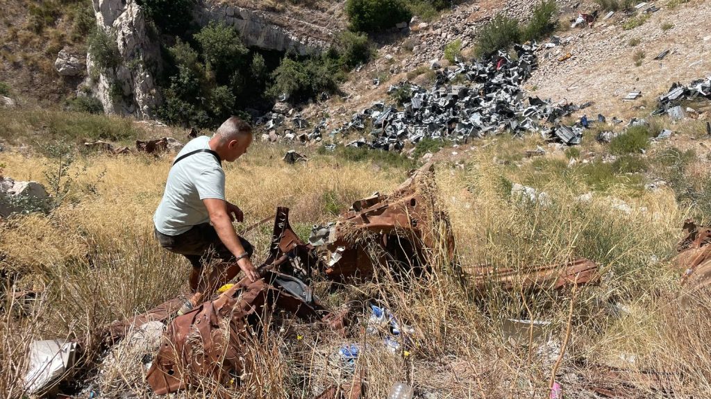 Reportage
"Il y a une vraie mafia des déchets" : à Marseille, élus et associations luttent, en vain, contre les dépôts sauvages
Cet été encore, la région est particulièrement touchée par des cas dépôts illégaux d'hydrocarbures, de voitures, de déchets de bâtiments, et de détritus en tous genres. La municipalité tente d'y mettre fin, ainsi que les associations, avec l'aide de la population.