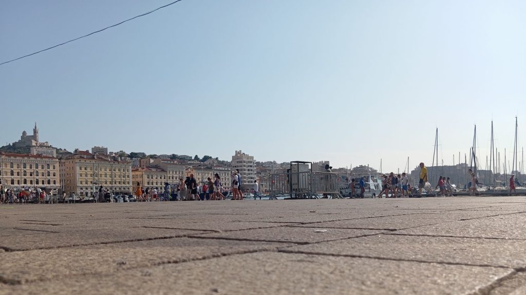Reportage
Canicule : "La tâche est immense" à Marseille qui veut se verdir pour s’adapter au réchauffement climatique
Les Bouches-du-Rhône sont régulièrement victimes de fortes chaleurs. Depuis quelques années, la ville de Marseille tente de se "rafraîchir" avec une politique de plantations d'arbres notamment.