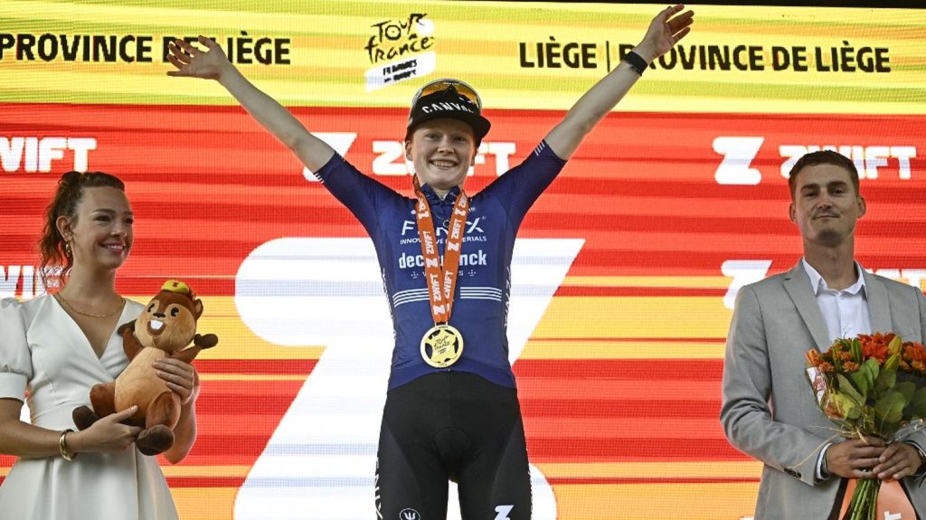 Tour de France femmes 2024 : la Néerlandaise Puck Pieterse s'impose au sprint au terme d'une étape mouvementée... Revivez la quatrième étape
Échappée à 10 km de l'arrivée avec Demi Vollering et Katarzyna Niewiadoma, la Néerlandaise a remporté la troisième étape du Tour de France femmes au sprint.