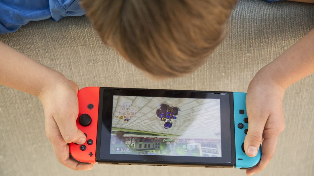 Forte baisse des ventes pour Nintendo qui espère une amélioration avec le lancement d'une nouvelle console
Le pionnier japonais du jeu vidéo Nintendo a maintenu vendredi ses prévisions annuelles modestes, face à un fort ralentissement des ventes de sa console Switch alors que celle qui doit lui succéder n'est pas attendue avant plusieurs mois.