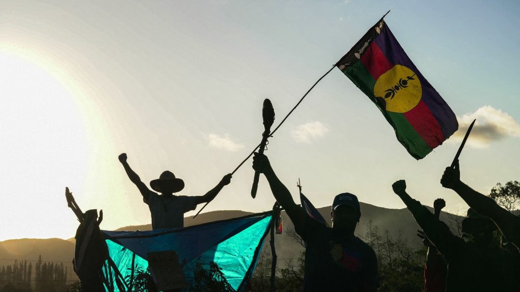 Nouvelle-Calédonie : le président de la CCI demande que les aides de l'État soient "reconduites" pour "assurer la survie de tout un chacun"
Un homme a été tué dans l'archipel jeudi, portant à 11 le nombre de décès depuis le début des émeutes.