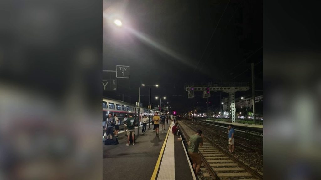 Intempéries : le trafic ferroviaire perturbé entre Marseille et Nice à cause des orages
Les Alpes-Maritimes et le Var ont été placés en vigilance orange orages, jeudi 15 août. Quelques dégâts ont été recensés sur les lignes ferroviaires, bloquant certains voyageurs.