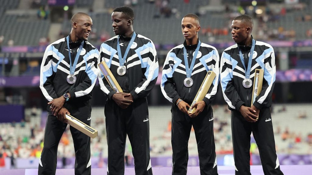 JO de Paris 2024 : le Botswana demande aux citoyens de payer pour récompenser ses athlètes médaillés
Le Botswana a remporté sa première médaille d'or en athlétisme pendant les Jeux de Paris, grâce à Letsile Tebogo sur 200m. Pour célébrer le champion et la médaille d'argent du 4x400 masculin, le gouvernement a établi un demi-jour férié, et a aussi proposé aux citoyens de donner de l'argent pour le récompenser.