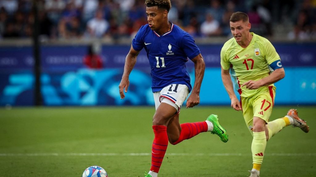 Ligue 1 : qui est Désiré Doué, le nouveau talent français recruté par le Paris Saint-Germain ?
Le club de la capitale a annoncé la signature du jeune Français de 19 ans pour les cinq prochaines années. Il arrive de Rennes, où il a été formé.