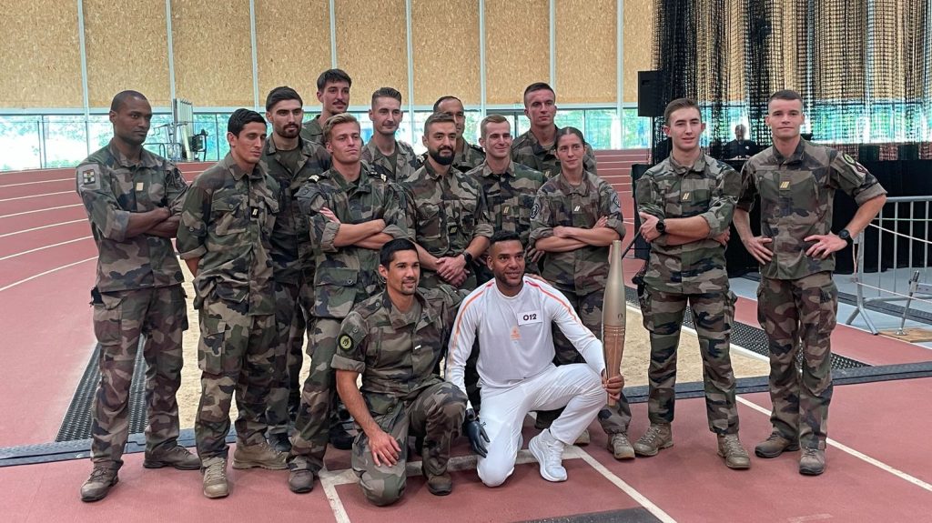 Reportage
Jeux paralympiques 2024 : à Fontainebleau, le passage de la flamme honore les blessés de l'armée en "reconstruction" grâce au sport
La flamme paralympique est passée mardi par le Centre national des sports de la défense à Fontainebleau. Un lieu où l'armée accompagne ses nombreux sportifs de haut niveau et soigne ses blessés.