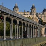 Menacée d'effondrement, la passerelle piétonne du pont de Bir-Hakeim fermée à Paris
La préfecture de police précise que "le risque de chute d'éléments est conjuré". L'accès à la passerelle reste néanmoins interdit en l'attente de "travaux de confortement".