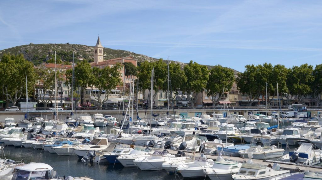 Reportage
"Ça nous permet de ne pas faire n'importe quoi" : à Marseille, la pêche urbaine séduit de plus en plus de jeunes des quartiers nord
La pêche urbaine, de nuit, c'est le nouveau passe-temps de nombreux jeunes, et notamment à Marseille. À l'Estaque, dans le nord de la ville, une bande de copains se donne rendez-vous plusieurs fois par semaine pour pêcher.