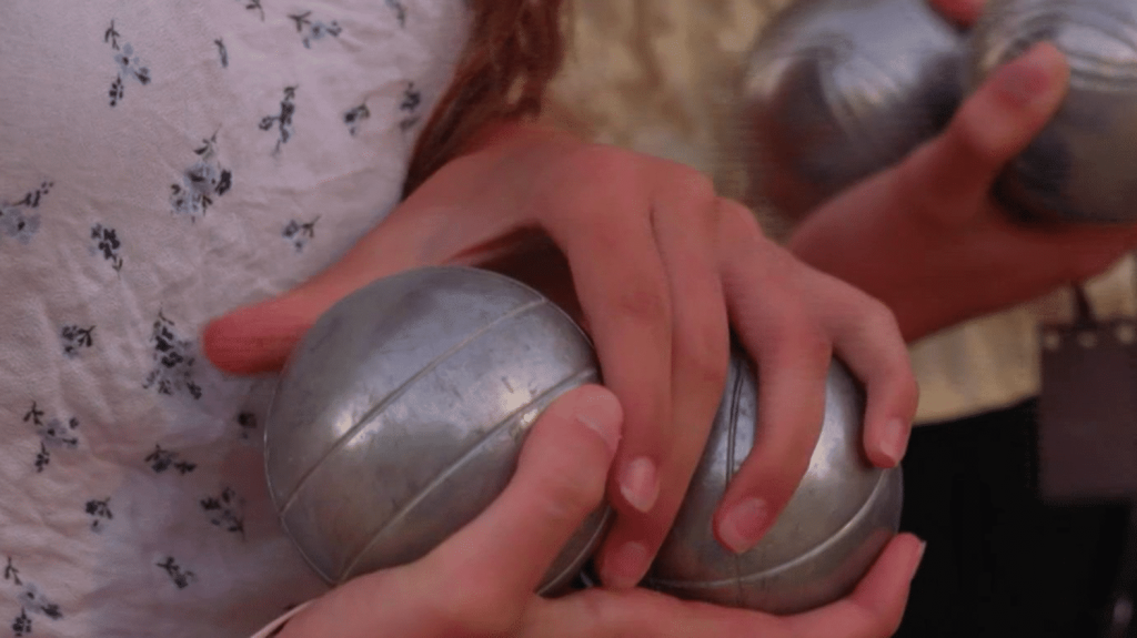 Vacances : la pétanque , la boule star de l'été
La pétanque rassemble toutes les générations, amateurs ou véritables professionnels. Reportage au camping des Mimosas, dans le Var, où Josette y joue contre ses petites-filles…