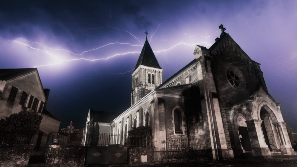 Le photographe Éric Tarrit brave la météo pour capturer l'éclair idéal dans le ciel d'Auvergne
En attendant une exposition en 2025, le chasseur d'orages partage ses clichés uniques sur les réseaux sociaux.