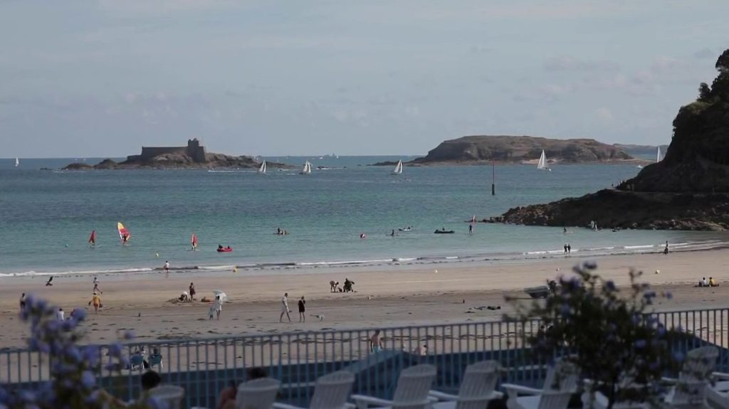 Pont du 15 août : Dinard fait le plein de touristes
Très attendu par les professionnels du tourisme après un mois de juillet décevant, le pont du 15 août annonce un pic de fréquentation. Reportage en Bretagne.